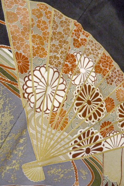 Photo15: O0509J Vintage Japanese kimono   Black TOMESODE formal for women / Silk. Chrysanthemum,   (Grade B) (15)