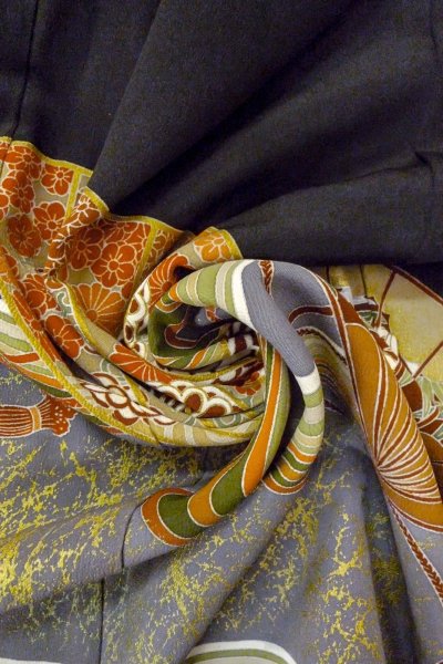 Photo17: O0509J Vintage Japanese kimono   Black TOMESODE formal for women / Silk. Chrysanthemum,   (Grade B) (17)