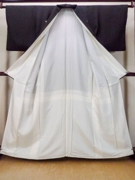 Photo3: O0509K Vintage Japanese kimono   Black TOMESODE formal for women / Silk. Chrysanthemum,   (Grade B) (3)