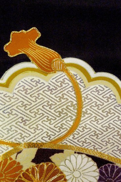 Photo8: O0509K Vintage Japanese kimono   Black TOMESODE formal for women / Silk. Chrysanthemum,   (Grade B) (8)