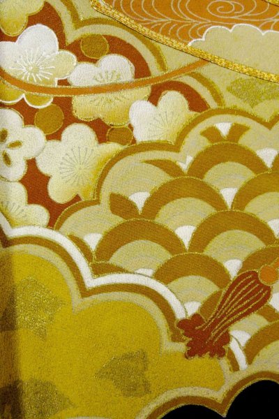 Photo10: O0509K Vintage Japanese kimono   Black TOMESODE formal for women / Silk. Chrysanthemum,   (Grade B) (10)