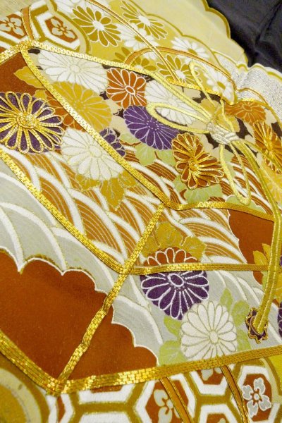 Photo12: O0509K Vintage Japanese kimono   Black TOMESODE formal for women / Silk. Chrysanthemum,   (Grade B) (12)