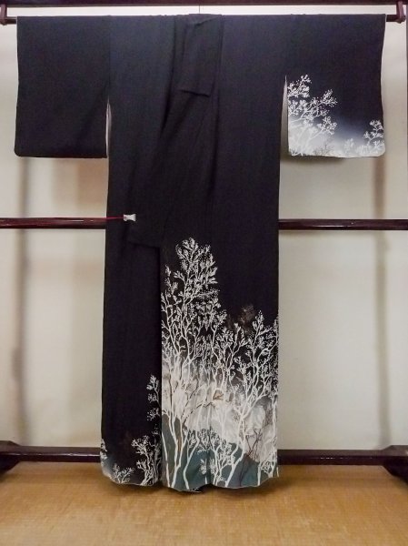 Photo2: O0509P Used Japanese kimono   Black TOMESODE formal for women / Silk. Tree,   (Grade C) (2)