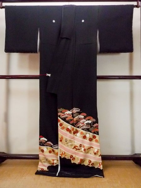 Photo2: O0509Q Vintage Japanese kimono   Black TOMESODE formal for women / Silk. Chrysanthemum,   (Grade C) (2)
