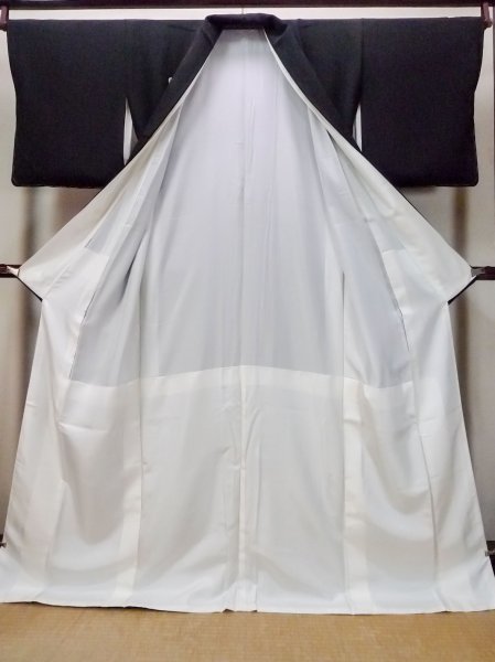 Photo3: O0509Q Vintage Japanese kimono   Black TOMESODE formal for women / Silk. Chrysanthemum,   (Grade C) (3)