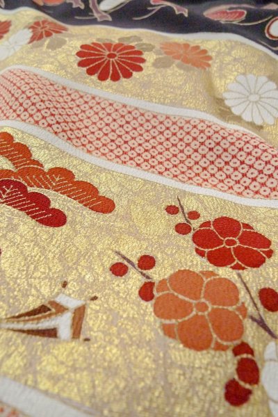 Photo12: O0509Q Vintage Japanese kimono   Black TOMESODE formal for women / Silk. Chrysanthemum,   (Grade C) (12)