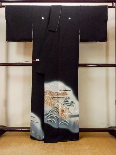 Photo2: O0509T Vintage Japanese kimono   Black TOMESODE formal for women / Silk. Pine tree/branch/needle,   (Grade B) (2)