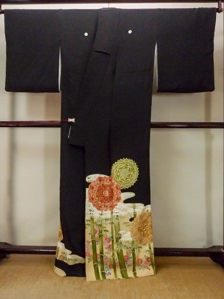 Photo2: O0509W Vintage Japanese kimono   Black TOMESODE formal for women / Silk. Chrysanthemum,   (Grade B) (2)