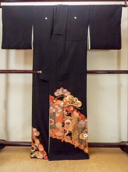 Photo2: O0509Z Vintage Japanese kimono   Black TOMESODE formal for women / Silk. Peony,   (Grade B) (2)