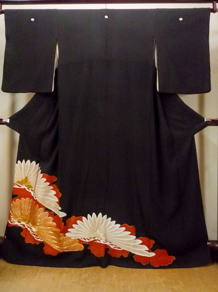 Photo1: O0510B Vintage Japanese kimono   Black TOMESODE formal for women / Silk. Flower, There is an impression of use.  (Grade B) (1)