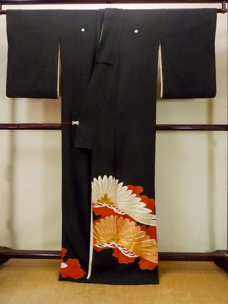 Photo2: O0510B Vintage Japanese kimono   Black TOMESODE formal for women / Silk. Flower, There is an impression of use.  (Grade B) (2)