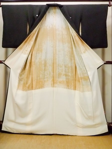 Photo3: O0510B Vintage Japanese kimono   Black TOMESODE formal for women / Silk. Flower, There is an impression of use.  (Grade B) (3)