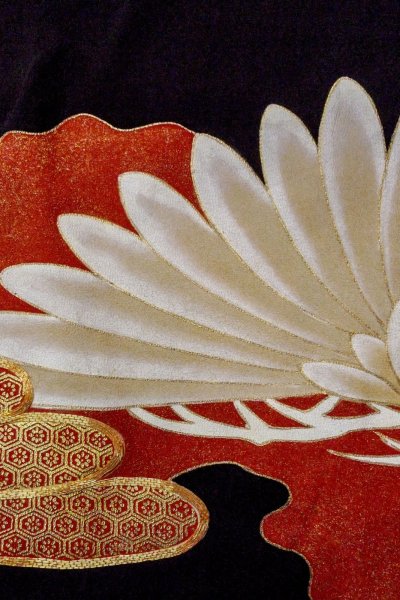 Photo9: O0510B Vintage Japanese kimono   Black TOMESODE formal for women / Silk. Flower, There is an impression of use.  (Grade B) (9)