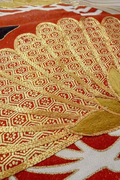 Photo10: O0510B Vintage Japanese kimono   Black TOMESODE formal for women / Silk. Flower, There is an impression of use.  (Grade B) (10)