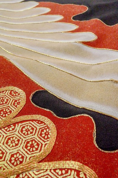 Photo11: O0510B Vintage Japanese kimono   Black TOMESODE formal for women / Silk. Flower, There is an impression of use.  (Grade B) (11)