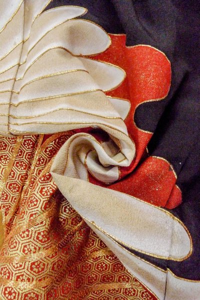 Photo14: O0510B Vintage Japanese kimono   Black TOMESODE formal for women / Silk. Flower, There is an impression of use.  (Grade B) (14)