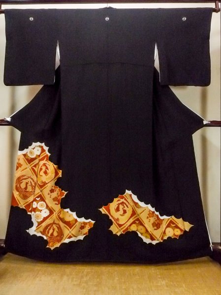 Photo1: O0510C Vintage Japanese kimono   Black TOMESODE formal for women / Silk. Chrysanthemum,   (Grade B) (1)