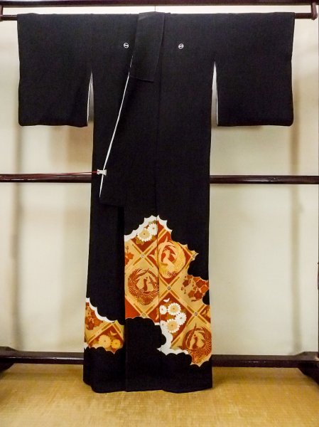 Photo2: O0510C Vintage Japanese kimono   Black TOMESODE formal for women / Silk. Chrysanthemum,   (Grade B) (2)