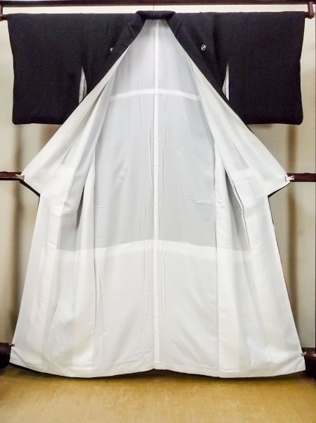 Photo3: O0510C Vintage Japanese kimono   Black TOMESODE formal for women / Silk. Chrysanthemum,   (Grade B) (3)