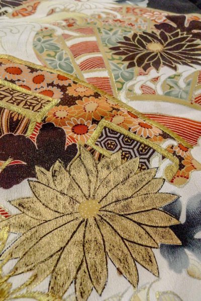 Photo11: O0510D Vintage Japanese kimono   Black TOMESODE formal for women / Silk. Chrysanthemum, There are stains all over.  (Grade D) (11)