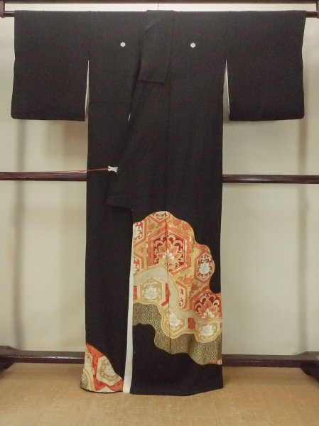 Photo2: O0624G Vintage Japanese kimono   Black TOMESODE formal for women / Silk. Chinese flower,   (Grade D) (2)