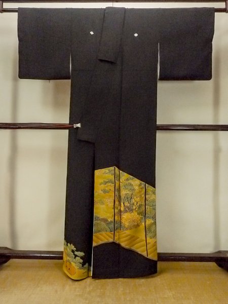 Photo2: O0624L Vintage Japanese kimono   Black TOMESODE formal for women / Silk. Flower,   (Grade B) (2)