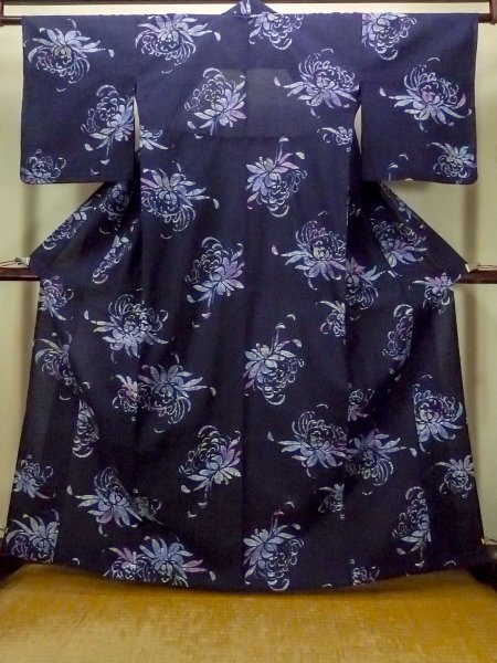 Photo1: O0624V Vintage Japanese kimono  Dark  Indigo Blue  Pour Dyed Yukata for women /  Cotton.  Chrysanthemum   (Grade B) (1)