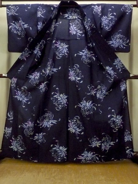 Photo2: O0624V Vintage Japanese kimono  Dark  Indigo Blue  Pour Dyed Yukata for women /  Cotton.  Chrysanthemum   (Grade B) (2)