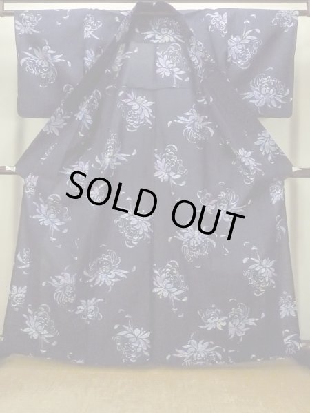 Photo3: O0624V Vintage Japanese kimono  Dark  Indigo Blue  Pour Dyed Yukata for women /  Cotton.  Chrysanthemum   (Grade B) (3)