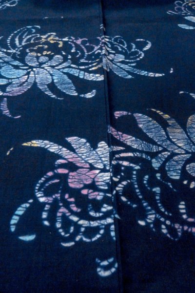Photo9: O0624V Vintage Japanese kimono  Dark  Indigo Blue  Pour Dyed Yukata for women /  Cotton.  Chrysanthemum   (Grade B) (9)