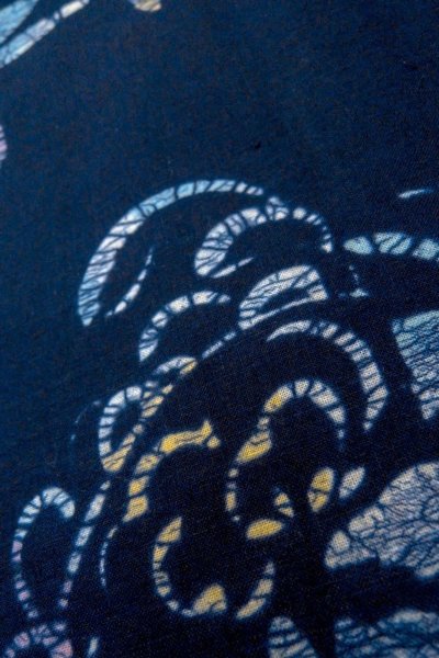 Photo10: O0624V Vintage Japanese kimono  Dark  Indigo Blue  Pour Dyed Yukata for women /  Cotton.  Chrysanthemum   (Grade B) (10)