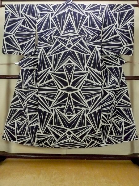Photo1: O0624W Vintage Japanese kimono  Dark  Indigo Blue  YUKATA summer(made in Japan) for women /  Cotton.  Geometrical pattern   (Grade C) (1)