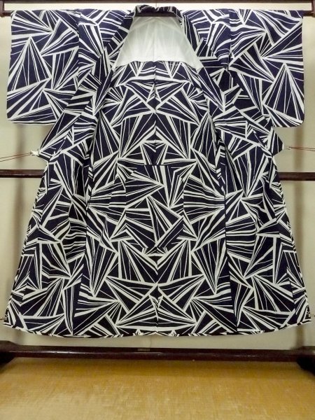 Photo2: O0624W Vintage Japanese kimono  Dark  Indigo Blue  YUKATA summer(made in Japan) for women /  Cotton.  Geometrical pattern   (Grade C) (2)