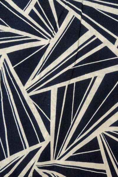 Photo4: O0624W Vintage Japanese kimono  Dark  Indigo Blue  YUKATA summer(made in Japan) for women /  Cotton.  Geometrical pattern   (Grade C) (4)