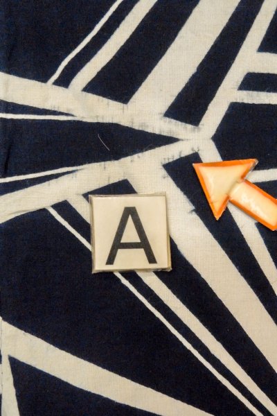 Photo14: O0624W Vintage Japanese kimono  Dark  Indigo Blue  YUKATA summer(made in Japan) for women /  Cotton.  Geometrical pattern   (Grade C) (14)