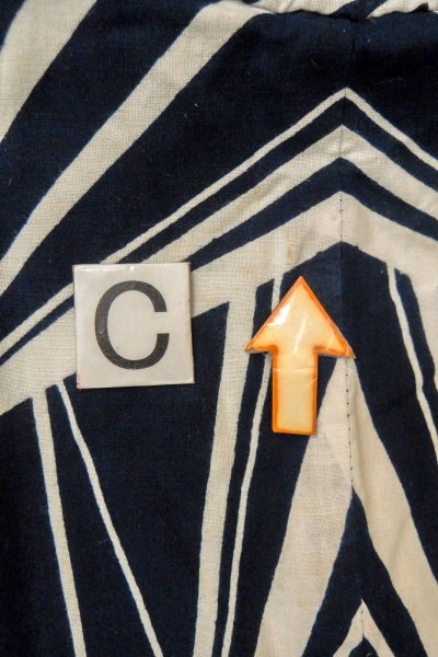 Photo16: O0624W Vintage Japanese kimono  Dark  Indigo Blue  YUKATA summer(made in Japan) for women /  Cotton.  Geometrical pattern   (Grade C) (16)