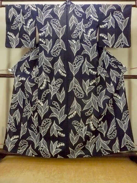 Photo1: O0625B Vintage Japanese kimono  Dark Indigo Blue YUKATA summer(made in Japan) for women / Cotton/hemp  Lily of the valley pattern  (Grade C) (1)