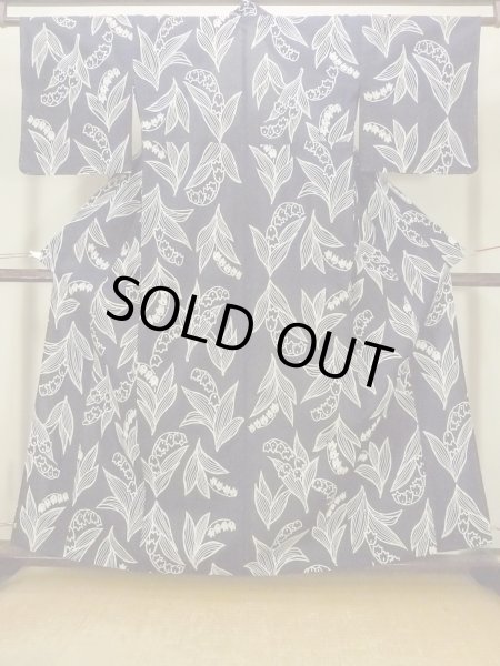 Photo2: O0625B Vintage Japanese kimono  Dark Indigo Blue YUKATA summer(made in Japan) for women / Cotton/hemp  Lily of the valley pattern  (Grade C) (2)