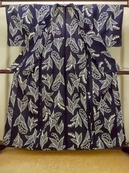 Photo2: O0625B Vintage Japanese kimono  Dark Indigo Blue YUKATA summer(made in Japan) for women / Cotton/hemp  Lily of the valley pattern  (Grade C) (2)