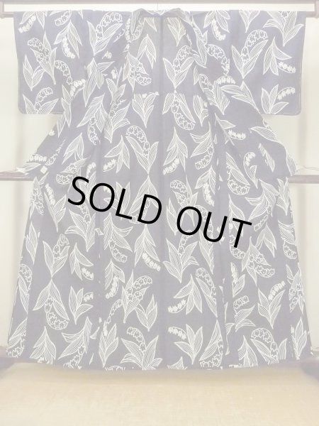 Photo3: O0625B Vintage Japanese kimono  Dark Indigo Blue YUKATA summer(made in Japan) for women / Cotton/hemp  Lily of the valley pattern  (Grade C) (3)