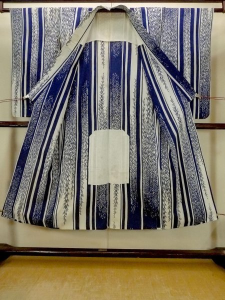 Photo2: O0625D Antique Japanese kimono   Indigo Blue YUKATA summer(made in Japan) for women / Cotton/hemp Tall grass,   (Grade C) (2)