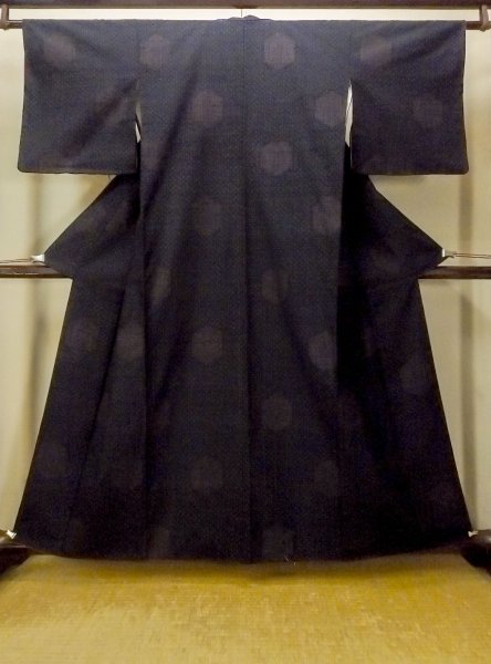 Photo1: Mint O0711H Used Japanese kimono   Black ISHIGE-YUKI-TSUMUGI for women / Silk. Tortoise-shell pattern(Hexagonal pattern),   (Grade A) (1)