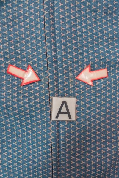 Photo14: O0711O Vintage Japanese kimono  Grayish Light Blue KOMON dyed for women / Silk. Geometrical pattern   (Grade B) (14)