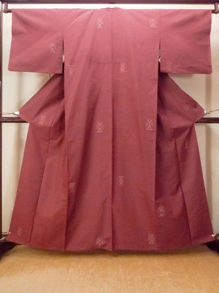 Photo1: O0711Q Used Japanese kimono  Pale Dark Red TSUMUGI pongee for women / Silk. Geometrical pattern   (Grade B) (1)