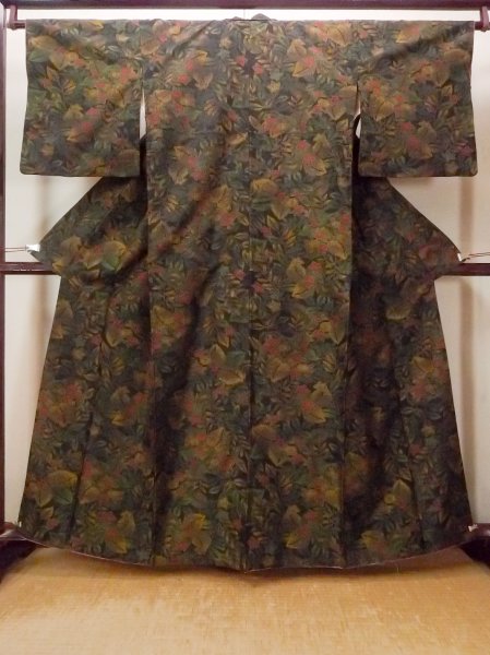 Photo1: O0711S Used Japanese kimono   Black TSUMUGI pongee for women / Silk. Flower, There is a hole.  (Grade D) (1)
