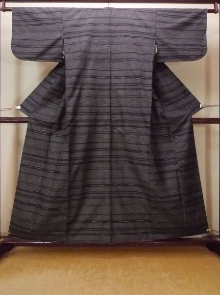 Photo1: O0711T Used Japanese kimono   Black TSUMUGI pongee for women / Silk. Tortoise-shell pattern(Hexagonal pattern),   (Grade A) (1)