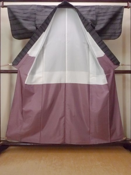 Photo2: O0711T Used Japanese kimono   Black TSUMUGI pongee for women / Silk. Tortoise-shell pattern(Hexagonal pattern),   (Grade A) (2)