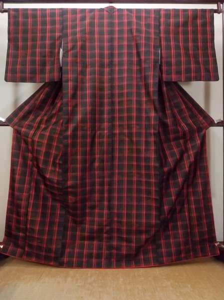 Photo1: O0711V Vintage Japanese kimono   Black OSHIMA-TSUMUGI for women / Silk. Plaid Checks,   (Grade A) (1)
