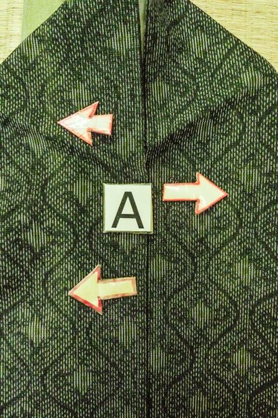 Photo9: O0718A Vintage Japanese kimono  Dark Green TSUMUGI pongee for women / Silk. Curved lines,   (Grade B) (9)