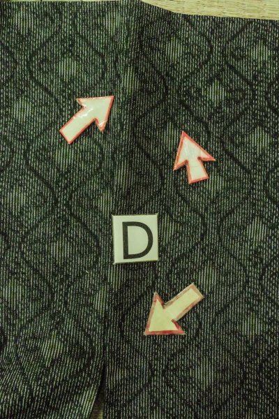 Photo12: O0718A Vintage Japanese kimono  Dark Green TSUMUGI pongee for women / Silk. Curved lines,   (Grade B) (12)